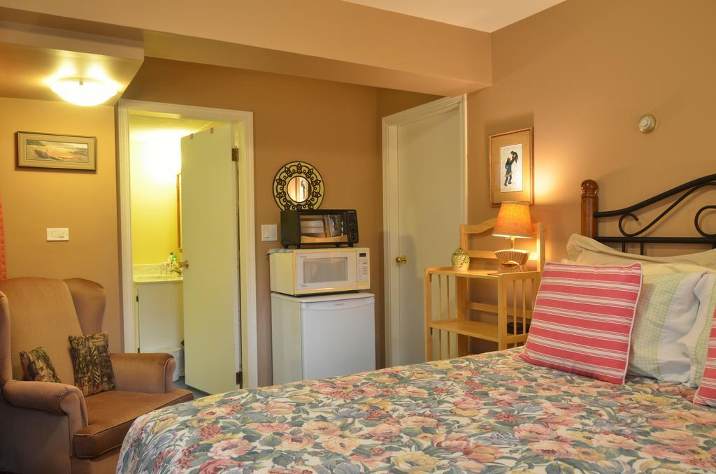 At Nautica Tigh Private Keypad Entrances Bed and Breakfast Qualicum Beach Buitenkant foto