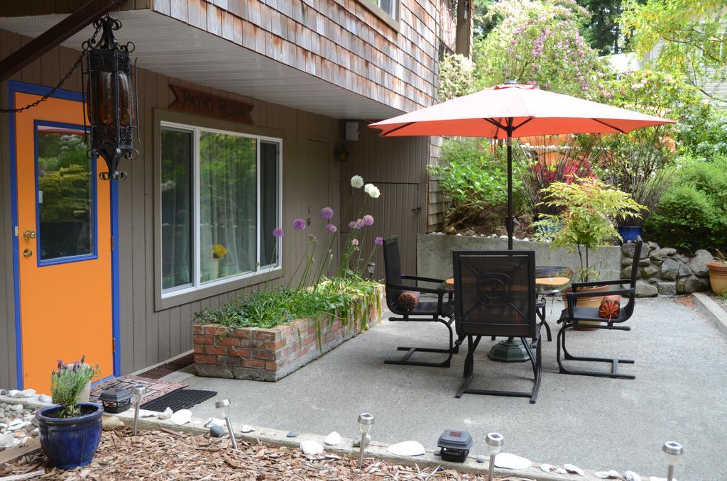 At Nautica Tigh Private Keypad Entrances Bed and Breakfast Qualicum Beach Buitenkant foto