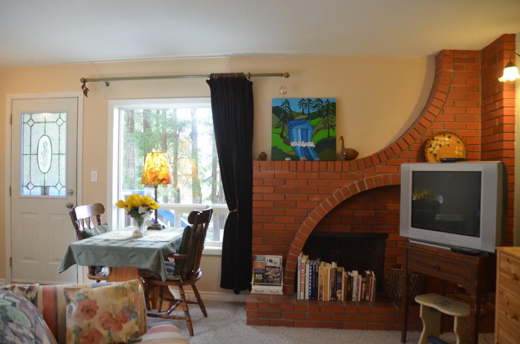 At Nautica Tigh Private Keypad Entrances Bed and Breakfast Qualicum Beach Buitenkant foto