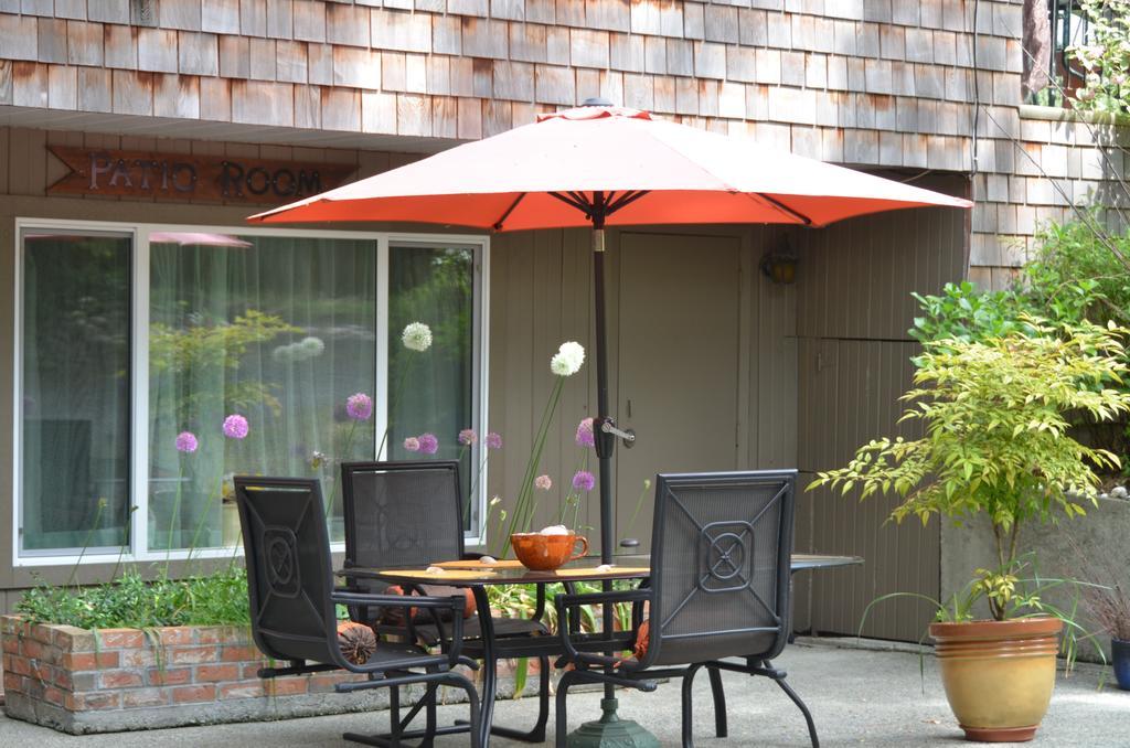 At Nautica Tigh Private Keypad Entrances Bed and Breakfast Qualicum Beach Buitenkant foto