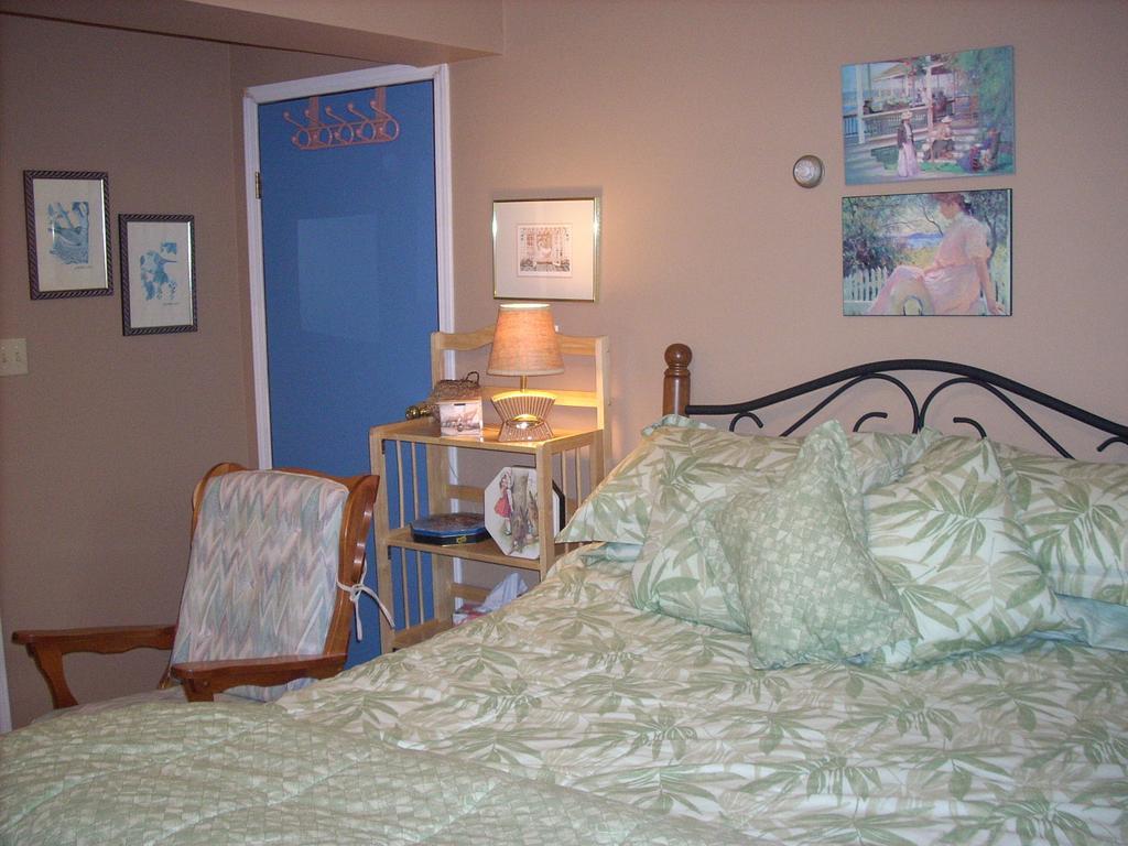 At Nautica Tigh Private Keypad Entrances Bed and Breakfast Qualicum Beach Kamer foto